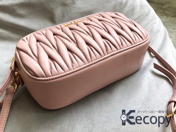 シンプルで上品 ミュウミュウ ショルダー 持ち歩きやすいフォルム スーパーコピー 送料無料 4667 画像 4