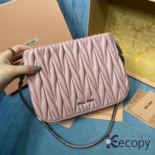シンプルで上品 ミュウミュウ ショルダー 高級感のある仕上がり 偽物 人気 4674