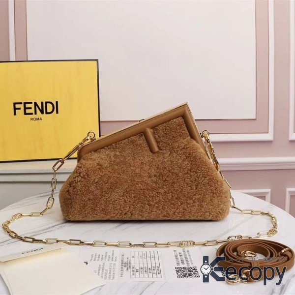 シンプルで上品 フェンディ ショルダーバッグ 収納力と上品さを両立 スーパーコピー 送料無料 3653