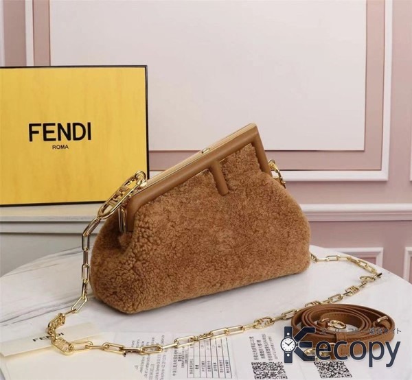 シンプルで上品 フェンディ ショルダーバッグ 収納力と上品さを両立 スーパーコピー 送料無料 3653 画像 2