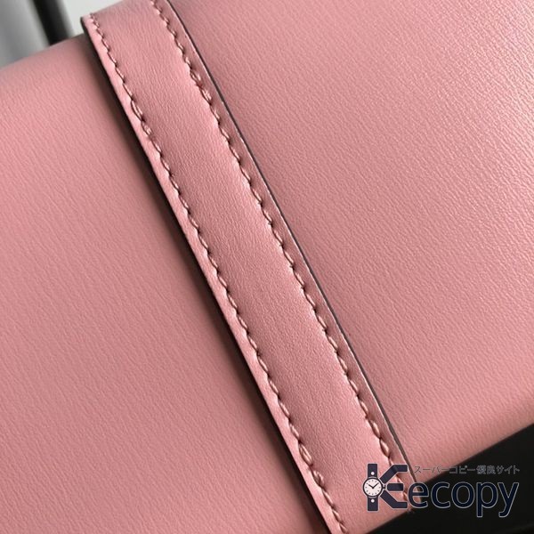 コーデの主役 グッチ 長財布 収納力に注目 N級品 通販 242 画像 5