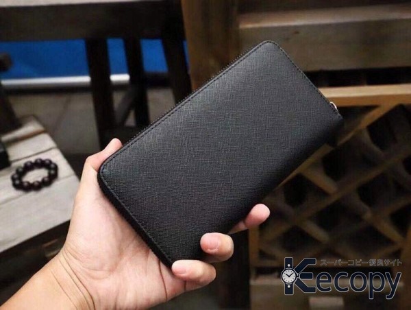 コーデの主役 プラダ 財布 収納力に注目 最高級コピー 485 画像 3
